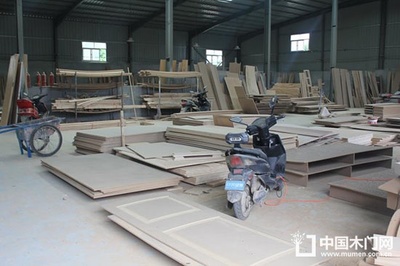聚焦產(chǎn)業(yè)創(chuàng)新與綠色發(fā)展 中國門業(yè)專刊韓漢泉主編一行參觀西安迦美源木業(yè)